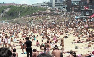 Massive crowds at the inaugural Surfest '85 26th November 1985 (Photo: Chris Patterson for Hannan Photography Courtest of UoNCC)